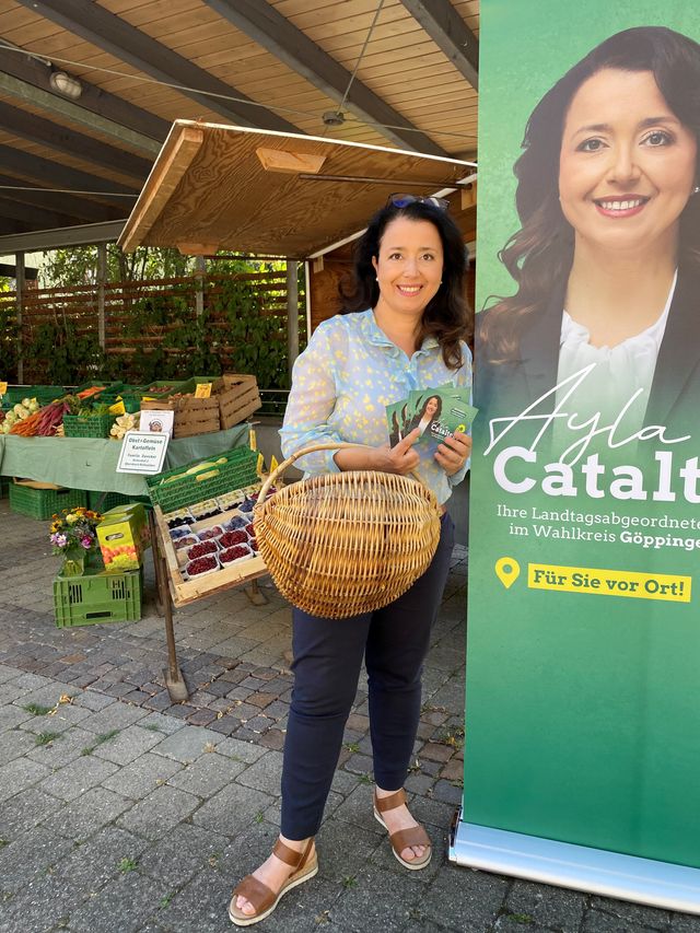 Landtagsabgeordnete Ayla Cataltepe im Dialog mit den Bürgerinnen und Bürgern auf den Wochenmärkten