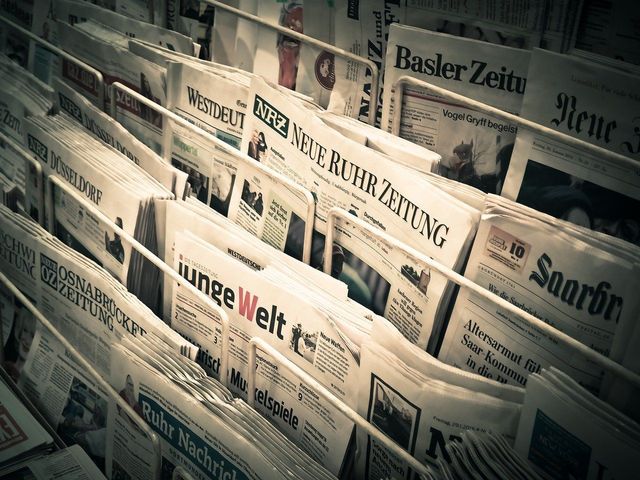 Zeitungsständer mit verschiedenen Zeitungen