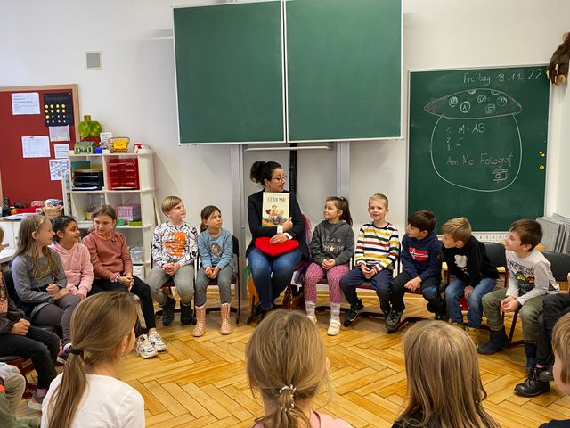 Am bundesweiten Vorlesetag besuchte die Landtagsabgeordnete Ayla Cataltepe die Stauferschule in Wäschenbeuren